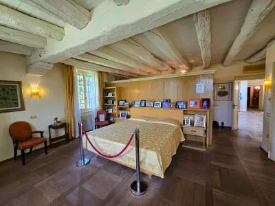 Luciano Pavarotti bedroom