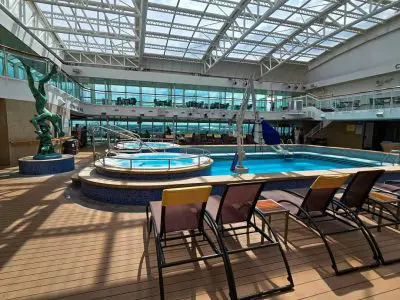 crystal pool and bar P&O Aurora