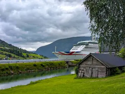 P&O Cruise Line Aurora – Deck Plans, Entertainment and Cruising Tips