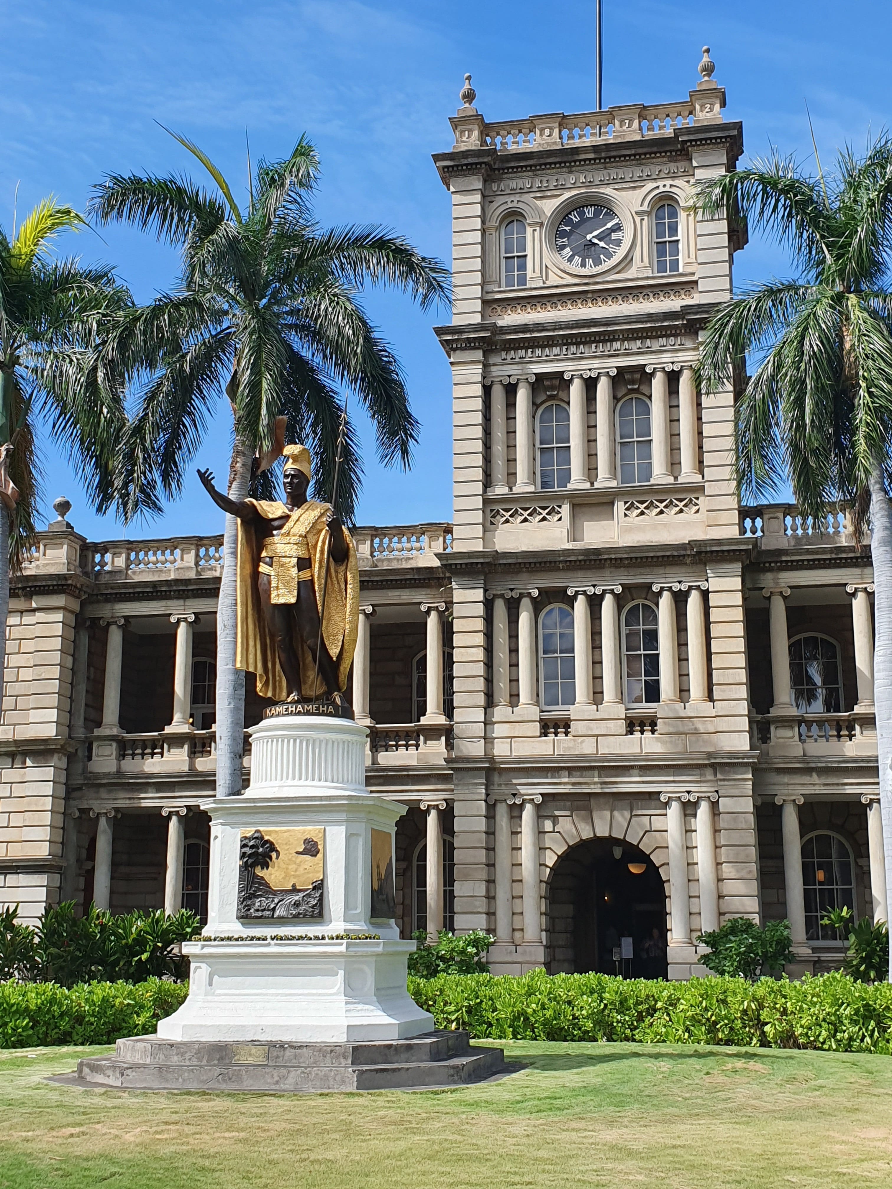 Iolani Palace and King Kamehameha StatueIolani Palace and King Kamehameha Statue